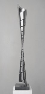 Martin Willing: Gestrecktes Hyperboloid, Höhenachse zehnfach, 2002/2005, 6 Exemplare und 4 Künstlerexemplare, Duraluminium, gesägt, gebogen, in Aluminiumplatte eingepasst, H 121 cm, Grundplatte 18x18 cm